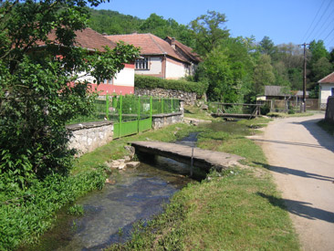 Durch den kleinen Ort Jsvaf in Ungarn fliet der Baradla-Fluss