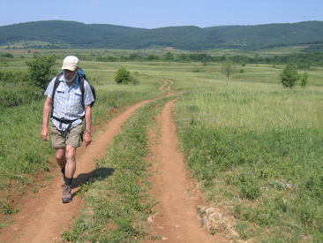 Klaus vor Jsvaf im Aggtelek Nationalpark in Ungarn. Wir konnten nicht erkennen, ob diese Karst-Flche landwirtschaftlich genutzt wird