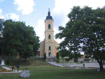 Die Rmai Katolikus Kirche im Zentrum von Putnok - der Ort bietet fr Wanderer rein gar nichts
