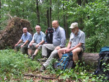 Rast vor dem Ort Zdorfalva. Von links: Harald, Wolfgang, Felix, Klaus. Dirk machte die Aufnahme