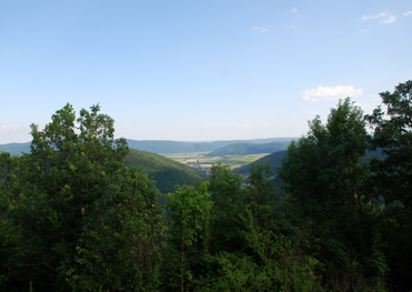 twas Abseite vom europischen Fernwanderweg E4 sind die Ruinen  der Burg Szd-vr. Von der Burg aus sieht man im Tal den Ort Szgliget 