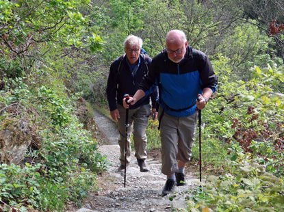 Wandern durch das Ahrtal. Harald und Alfred auf dem Weg zum Teufelsloch