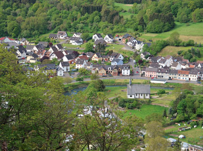 Wandern durch das Ahrtal: Altenburg  mit der Kapelle hl. Maternus.