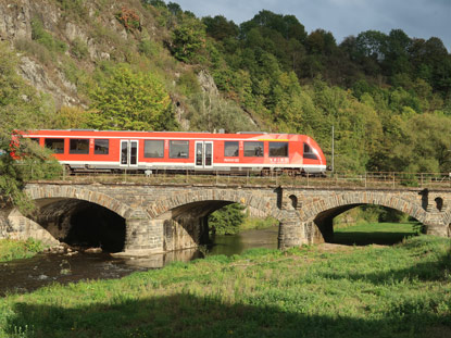 Wandern durh das Ahrtal: Eisenbahnbrcke in Kreuzberg