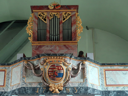 Wandern durch das Ahrtal: Die Orgel in der frei zugnglichen Burgkapelle in Kreuzberg
