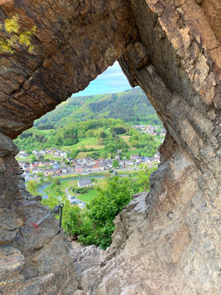 Wandern durch das Ahrtal: Blick durch das Teufelsloch