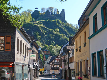 Wandern durh das Ahrtal: Blick von der Brckenstrae in Altrnahr auf die Burgruine Are