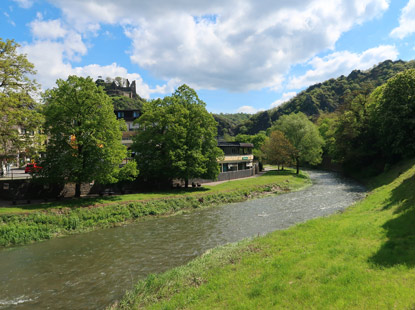Wanerung durch das Ahrtal: Fluss Ahr bei Altenahr