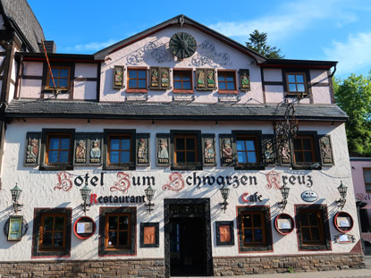 Wanderung durch das Ahrtal: Gasthaus "Zum Schwarzen Kreuz" im Zentrum von Altenahr