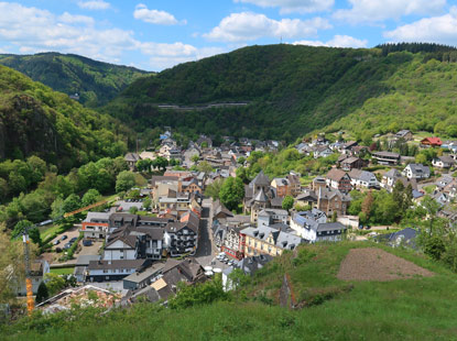 Wandern durch das Ahrtal: Blick von der Burg Are auf den Ort Altenahr