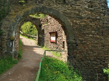 Wanderung durch das Ahrtal: Die Toranlage (Gymnichs Porz) der Burg Are