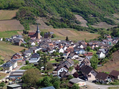 Wandern durchs Ahrtal: Blick auf den Weinort Mayschoss