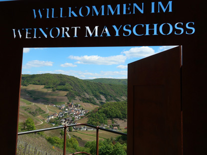 Wanderung durch das Ahrtal: Blick durch eine offene Tr auf den Ort  Mayschoss