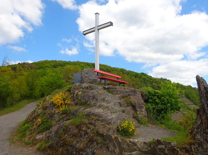 Wandern durch das Ahrtal: Das Weie Kreuz" steht am Kirchweg nach Altenahr