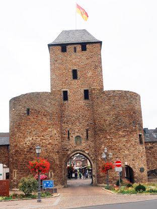 Wanderung durch das Ahrtal: Das Ahrtor  zhlt zu den Wahrezeichen von Ahrweiler