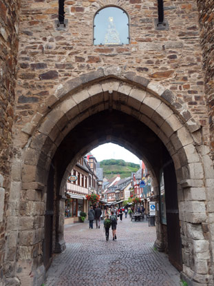 Wanderungden durdh das Ahrtal: Blick durch das Ahrtor in die Altstadt von Ahrweiler