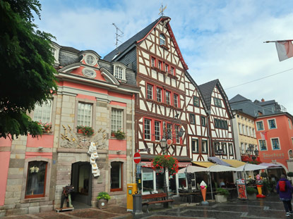 Wandern durdh das Ahrtal: Huser am Marktplaz von Ahrqweiler
