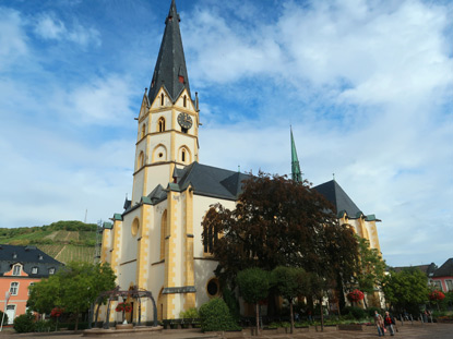 Wandern durch das Ahrtal. Die Sankt Laurentiuskirche in Ahrweiler(Auenansicht)