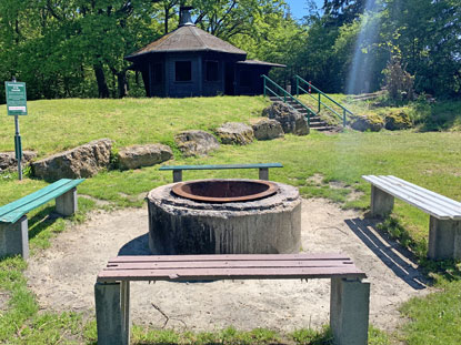 Wandern durch das Ahrtal: Karlsberghtte mit Rastplatz bei Bochem
