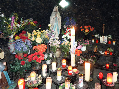 Wandern durch das Ahrtal: Innenansicht der Lourds-Kapelle