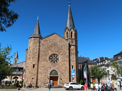 Wandern durch das Ahrtal: Die Martin Luther Kirche im Zentrum von Bad Neuenahr
