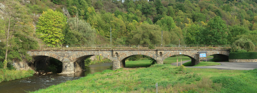 Wandern durch das Ahrtal: Eisenbahnbtcke ber die Ahr bei Kreuzberg