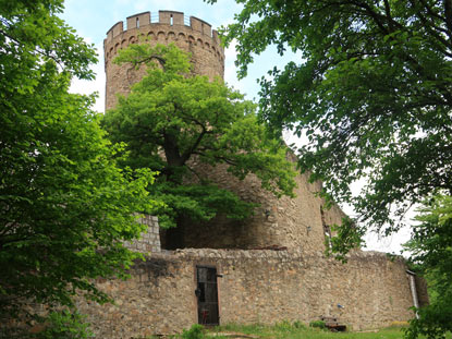 Alemannenweg Odenwald: Bergfried und Auenmauern vom Schloss Alsbach