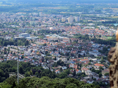 Alemannenweg: Blick vom Auerbacher Schloss auf den Ort Auerbach
