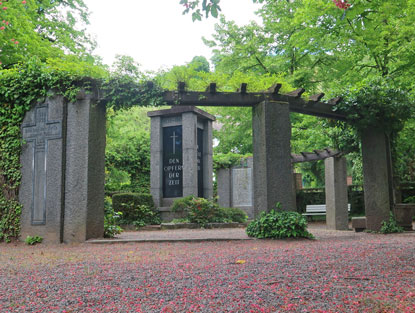 Alemannenweg: Auerbach, Gefallenendenkmal 