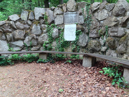 Alemannenweg Odenwald: Ernst Pasque Denkmal bei Alsbach