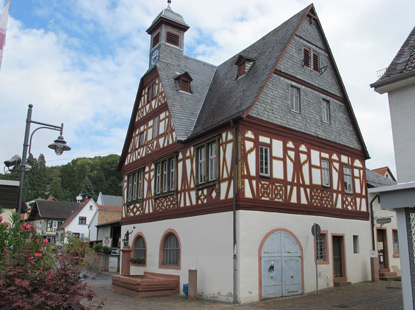 Alemannenweg: Das historische Rathaus von Seeheim an der Bergstrae