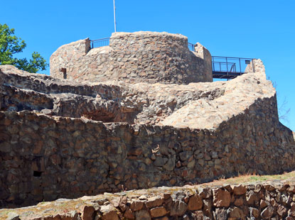 Alemannenweg: Der renovierte Bergfried der Burg Tannenberg vom Rheintal aus gesehen