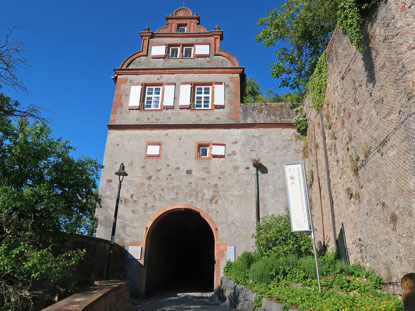 Alemannenweg: Das Torhaus vom Schloss Lichtenberg