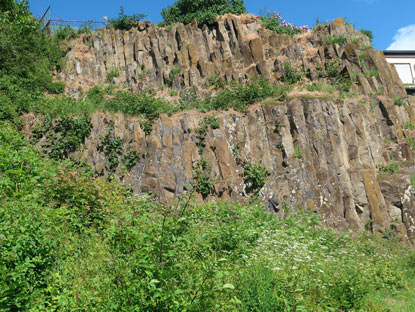 Alemannenweg Basaltsulen unterhalb der Veste Otzberg