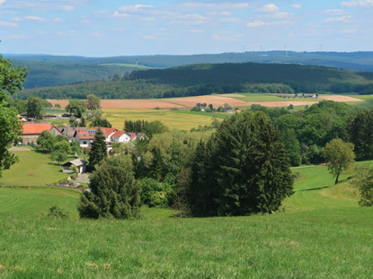 Alemannenweg verluft ber die Hohe Strae. Blick auf Gumpersberg