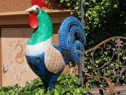 Alemannenweg Hassenroth: Ein Gockel mit Odenwlder Tracht bewacht das Anwesen