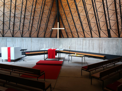 Alemannenweg Hassenroth: Altarraum der ev. Kirche