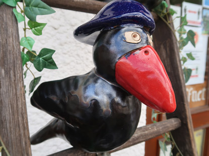 Alemannenweg: Ein Rabe mit Mtze beobahtet neugierig die wenigen Wanderer auf dem Alemannenweg