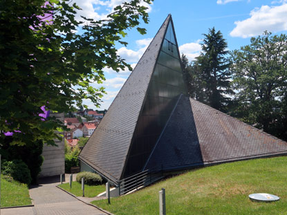 Alemannenweg Hassenroth: Ungewhnliche Struktur einer ev. Kirche