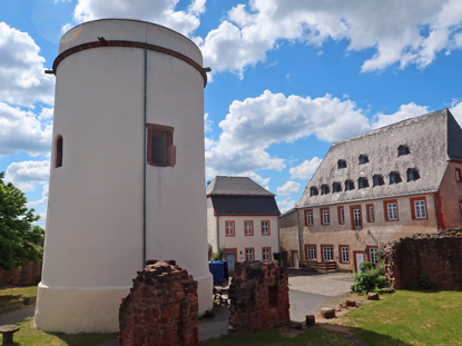 Alemannenweg Veste Otzberg: Bergfried ("Weie Rbe") und Palas