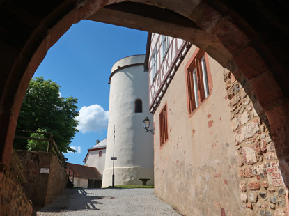 Alemannenweg Veste Otzberg. Blick auf den Zwinger mit Bergfreid und Komanndantenhaus