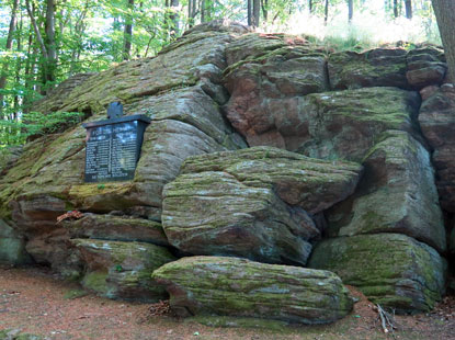 Alemannenweg Bllstein: Felsengeuppw dinet als Gedenksttte fr die vielen Kriegstote