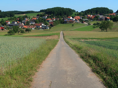 Alemannenweg Bllsein: Blick zurck auf den Ort Bllstein