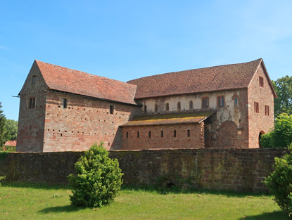 Alemannenweg Steinbach: Ostansicht der Einhardsbasilika