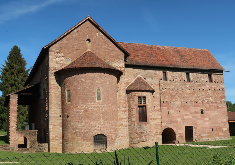 Alemannenweg startet / endet an der Einhardsbasilika in Steinbach (Michelstadt)