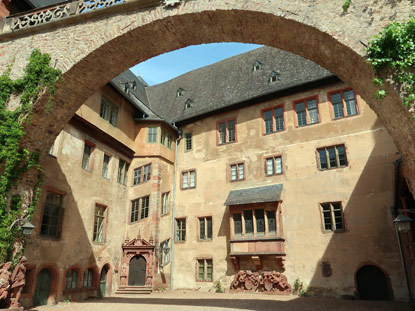 Ale,ammemweg Steinbach bei Michelstadt: Schloss Frstenau innere Burghof