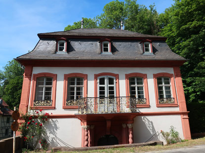 Alemannenweg Schloss Frstenau: Barockes Kavaliershaus an der Mmling