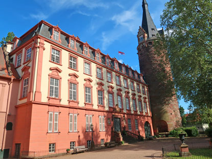 Alemannnweg Erbach: Rckseite vom Schloss mit dem Bergfried