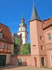 Alemannenweg: Innenhof des Erbacher Schlosses mit Blick auf den Archivbau und die ev. Kirche