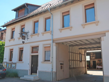 Alemannenweg Beerfurth. Am Marktplatz steht das Haus Lebkuchen  Baumann